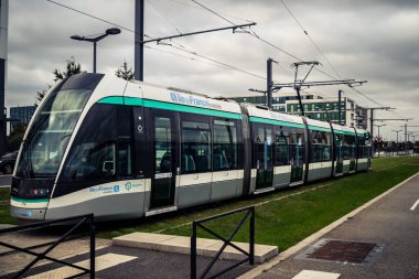 Paris, Fransa, 13 Ekim 2025 RATP tramvayı Orly Havaalanı 'na gidiyor. Metro ve taksilerle birlikte, tramvay Paris 'in en ekonomik ve popüler ulaşım araçlarından biridir..