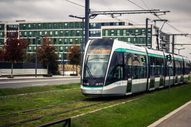 Paris, Fransa, 13 Ekim 2025 RATP tramvayı Orly Havaalanı 'na gidiyor. Metro ve taksilerle birlikte, tramvay Paris 'in en ekonomik ve popüler ulaşım araçlarından biridir..