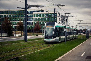 Paris, Fransa, 13 Ekim 2025 RATP tramvayı Orly Havaalanı 'na gidiyor. Metro ve taksilerle birlikte, tramvay Paris 'in en ekonomik ve popüler ulaşım araçlarından biridir..