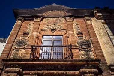 Carmona, İspanya, 11 Ekim 2025 Sokakları ve tarihi şehir merkezi Carmona 'nın dar ve pitoresk sokaklardan oluşan şehir manzarası.