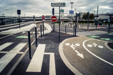 Paris, Fransa, 13 Ekim 2025 Orly şehri ve caddesi, Paris 'in güney banliyölerinde bir komün ve aynı zamanda Fransız başkentinin ikinci uluslararası havalimanına da ev sahipliği yapar..