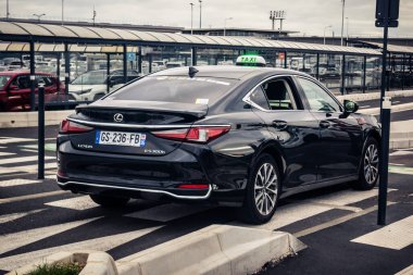 Paris, Fransa, 13 Ekim 2025. Geleneksel bir Paris taksisi Orly Havaalanı 'na doğru yola çıkıyor. Metro ile birlikte, taksiler Paris 'teki en popüler ulaşım araçlarından biridir..