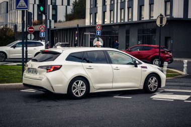 Paris, Fransa, 13 Ekim 2025. Geleneksel bir Paris taksisi Orly Havaalanı 'na doğru yola çıkıyor. Metro ile birlikte, taksiler Paris 'teki en popüler ulaşım araçlarından biridir..