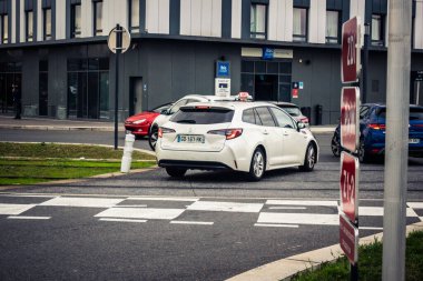 Paris, Fransa, 13 Ekim 2025. Geleneksel bir Paris taksisi Orly Havaalanı 'na doğru yola çıkıyor. Metro ile birlikte, taksiler Paris 'teki en popüler ulaşım araçlarından biridir..