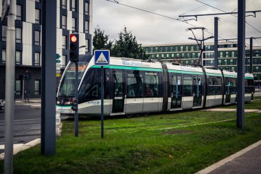 Paris, Fransa, 13 Ekim 2025 RATP tramvayı Orly Havaalanı 'na gidiyor. Metro ve taksilerle birlikte, tramvay Paris 'in en ekonomik ve popüler ulaşım araçlarından biridir..