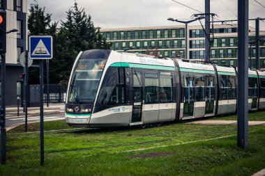 Paris, Fransa, 13 Ekim 2025 RATP tramvayı Orly Havaalanı 'na gidiyor. Metro ve taksilerle birlikte, tramvay Paris 'in en ekonomik ve popüler ulaşım araçlarından biridir..