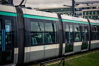 Paris, Fransa, 13 Ekim 2025 RATP tramvayı Orly Havaalanı 'na gidiyor. Metro ve taksilerle birlikte, tramvay Paris 'in en ekonomik ve popüler ulaşım araçlarından biridir..