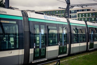 Paris, Fransa, 13 Ekim 2025 RATP tramvayı Orly Havaalanı 'na gidiyor. Metro ve taksilerle birlikte, tramvay Paris 'in en ekonomik ve popüler ulaşım araçlarından biridir..