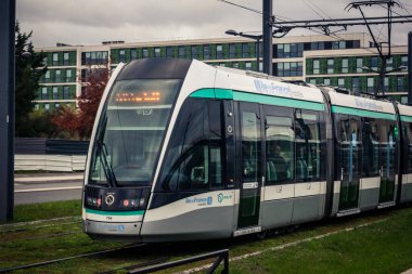 Paris, Fransa, 13 Ekim 2025 RATP tramvayı Orly Havaalanı 'na gidiyor. Metro ve taksilerle birlikte, tramvay Paris 'in en ekonomik ve popüler ulaşım araçlarından biridir..