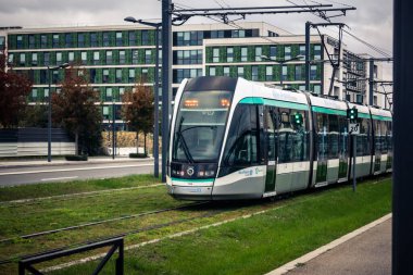 Paris, Fransa, 13 Ekim 2025 RATP tramvayı Orly Havaalanı 'na gidiyor. Metro ve taksilerle birlikte, tramvay Paris 'in en ekonomik ve popüler ulaşım araçlarından biridir..