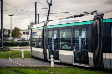 Paris, Fransa, 13 Ekim 2025 RATP tramvayı Orly Havaalanı 'na gidiyor. Metro ve taksilerle birlikte, tramvay Paris 'in en ekonomik ve popüler ulaşım araçlarından biridir..