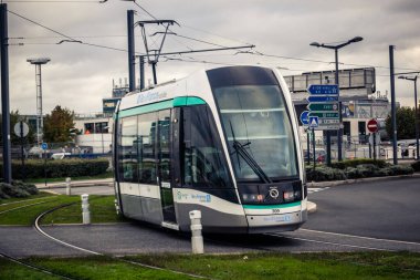 Paris, Fransa, 13 Ekim 2025 RATP tramvayı Orly Havaalanı 'na gidiyor. Metro ve taksilerle birlikte, tramvay Paris 'in en ekonomik ve popüler ulaşım araçlarından biridir..