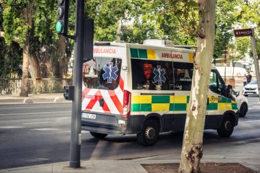 Seville, İspanya, 15 Ekim 2025 Güney İspanya 'da Seville sokaklarında sürüş yapan ambulans.