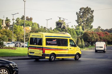 Seville, İspanya, 15 Ekim 2025 Güney İspanya 'da Seville sokaklarında sürüş yapan ambulans.