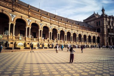 Seville, İspanya, 15 Ekim 2025 İspanya Plaza 'sını ziyaret eden turistler, Mara Luisa Parkında bir plaza. 1928 yılında 1929 'daki Ibero-Amerikan Sergisi için inşa edildi. Bölgesel Mimarlık.