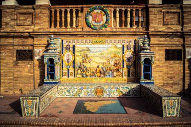 Seville, İspanya, 15 Ekim 2025 İspanya Plaza 'sını ziyaret eden turistler, Mara Luisa Parkında bir plaza. 1928 yılında 1929 'daki Ibero-Amerikan Sergisi için inşa edildi. Bölgesel Mimarlık.