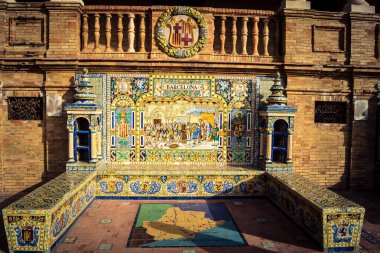 Seville, İspanya, 15 Ekim 2025 İspanya Plaza 'sını ziyaret eden turistler, Mara Luisa Parkında bir plaza. 1928 yılında 1929 'daki Ibero-Amerikan Sergisi için inşa edildi. Bölgesel Mimarlık.