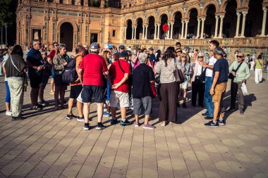 Seville, İspanya, 15 Ekim 2025 İspanya Plaza 'sını ziyaret eden turistler, Mara Luisa Parkında bir plaza. 1928 yılında 1929 'daki Ibero-Amerikan Sergisi için inşa edildi. Bölgesel Mimarlık.