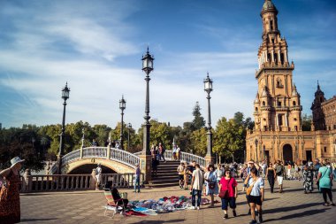 Seville, İspanya, 15 Ekim 2025 İspanya Plaza 'sını ziyaret eden turistler, Mara Luisa Parkında bir plaza. 1928 yılında 1929 'daki Ibero-Amerikan Sergisi için inşa edildi. Bölgesel Mimarlık.