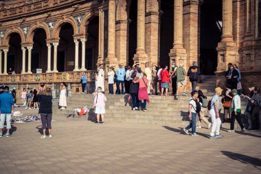 Seville, İspanya, 15 Ekim 2025 İspanya Plaza 'sını ziyaret eden turistler, Mara Luisa Parkında bir plaza. 1928 yılında 1929 'daki Ibero-Amerikan Sergisi için inşa edildi. Bölgesel Mimarlık.