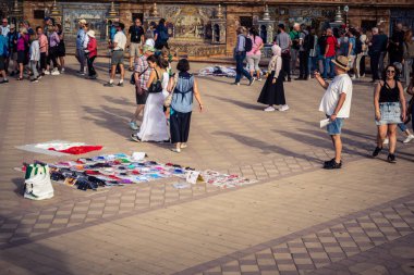 Seville, İspanya, 15 Ekim 2025 İspanya Plaza 'sını ziyaret eden turistler, Mara Luisa Parkında bir plaza. 1928 yılında 1929 'daki Ibero-Amerikan Sergisi için inşa edildi. Bölgesel Mimarlık.