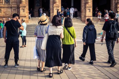 Seville, İspanya, 15 Ekim 2025 İspanya Plaza 'sını ziyaret eden turistler, Mara Luisa Parkında bir plaza. 1928 yılında 1929 'daki Ibero-Amerikan Sergisi için inşa edildi. Bölgesel Mimarlık.