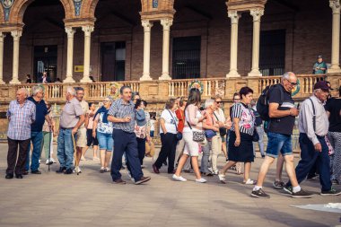 Seville, İspanya, 15 Ekim 2025 İspanya Plaza 'sını ziyaret eden turistler, Mara Luisa Parkında bir plaza. 1928 yılında 1929 'daki Ibero-Amerikan Sergisi için inşa edildi. Bölgesel Mimarlık.