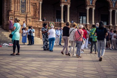Seville, İspanya, 15 Ekim 2025 İspanya Plaza 'sını ziyaret eden turistler, Mara Luisa Parkında bir plaza. 1928 yılında 1929 'daki Ibero-Amerikan Sergisi için inşa edildi. Bölgesel Mimarlık.