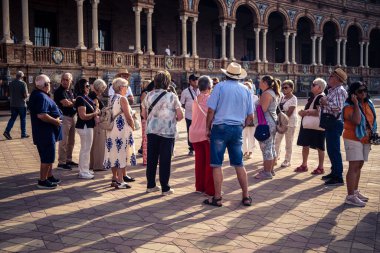 Seville, İspanya, 15 Ekim 2025 İspanya Plaza 'sını ziyaret eden turistler, Mara Luisa Parkında bir plaza. 1928 yılında 1929 'daki Ibero-Amerikan Sergisi için inşa edildi. Bölgesel Mimarlık.
