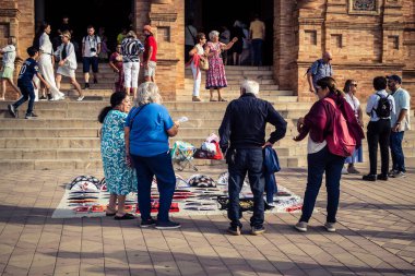 Seville, İspanya, 15 Ekim 2025 İspanya Plaza 'sını ziyaret eden turistler, Mara Luisa Parkında bir plaza. 1928 yılında 1929 'daki Ibero-Amerikan Sergisi için inşa edildi. Bölgesel Mimarlık.