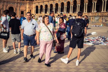 Seville, İspanya, 15 Ekim 2025 İspanya Plaza 'sını ziyaret eden turistler, Mara Luisa Parkında bir plaza. 1928 yılında 1929 'daki Ibero-Amerikan Sergisi için inşa edildi. Bölgesel Mimarlık.
