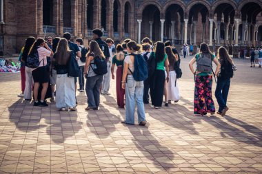 Seville, İspanya, 15 Ekim 2025 İspanya Plaza 'sını ziyaret eden turistler, Mara Luisa Parkında bir plaza. 1928 yılında 1929 'daki Ibero-Amerikan Sergisi için inşa edildi. Bölgesel Mimarlık.