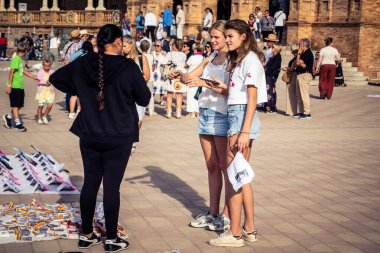 Seville, İspanya, 15 Ekim 2025 İspanya Plaza 'sını ziyaret eden turistler, Mara Luisa Parkında bir plaza. 1928 yılında 1929 'daki Ibero-Amerikan Sergisi için inşa edildi. Bölgesel Mimarlık.