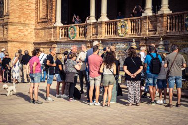 Seville, İspanya, 15 Ekim 2025 İspanya Plaza 'sını ziyaret eden turistler, Mara Luisa Parkında bir plaza. 1928 yılında 1929 'daki Ibero-Amerikan Sergisi için inşa edildi. Bölgesel Mimarlık.