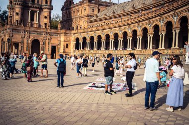 Seville, İspanya, 15 Ekim 2025 İspanya Plaza 'sını ziyaret eden turistler, Mara Luisa Parkında bir plaza. 1928 yılında 1929 'daki Ibero-Amerikan Sergisi için inşa edildi. Bölgesel Mimarlık.