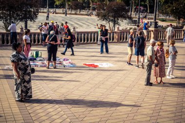 Seville, İspanya, 15 Ekim 2025 İspanya Plaza 'sını ziyaret eden turistler, Mara Luisa Parkında bir plaza. 1928 yılında 1929 'daki Ibero-Amerikan Sergisi için inşa edildi. Bölgesel Mimarlık.