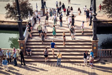 Seville, İspanya, 15 Ekim 2025 İspanya Plaza 'sını ziyaret eden turistler, Mara Luisa Parkında bir plaza. 1928 yılında 1929 'daki Ibero-Amerikan Sergisi için inşa edildi. Bölgesel Mimarlık.