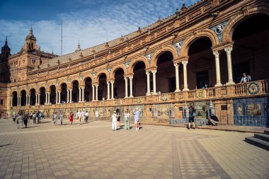 Seville, İspanya, 15 Ekim 2025 İspanya Plaza 'sını ziyaret eden turistler, Mara Luisa Parkında bir plaza. 1928 yılında 1929 'daki Ibero-Amerikan Sergisi için inşa edildi. Bölgesel Mimarlık.
