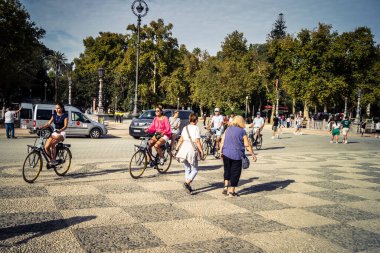 Seville, İspanya, 15 Ekim 2025 İspanya Plaza 'sını ziyaret eden turistler, Mara Luisa Parkında bir plaza. 1928 yılında 1929 'daki Ibero-Amerikan Sergisi için inşa edildi. Bölgesel Mimarlık.