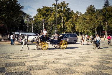 Seville, İspanya, 15 Ekim 2025 İspanya Plaza 'sını ziyaret eden turistler, Mara Luisa Parkında bir plaza. 1928 yılında 1929 'daki Ibero-Amerikan Sergisi için inşa edildi. Bölgesel Mimarlık.