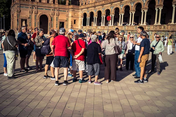 Seville, İspanya, 15 Ekim 2025 İspanya Plaza 'sını ziyaret eden turistler, Mara Luisa Parkında bir plaza. 1928 yılında 1929 'daki Ibero-Amerikan Sergisi için inşa edildi. Bölgesel Mimarlık.