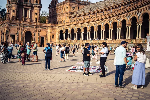 Seville, İspanya, 15 Ekim 2025 İspanya Plaza 'sını ziyaret eden turistler, Mara Luisa Parkında bir plaza. 1928 yılında 1929 'daki Ibero-Amerikan Sergisi için inşa edildi. Bölgesel Mimarlık.