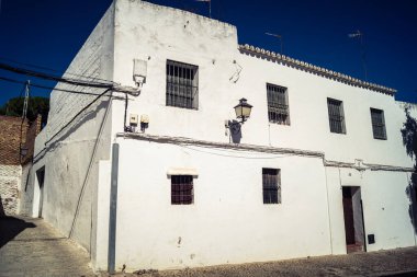 Carmona, İspanya, 11 Ekim 2025 Sokakları ve tarihi şehir merkezi Carmona 'nın dar ve pitoresk sokaklardan oluşan şehir manzarası.