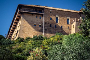 Carmona, İspanya, 11 Ekim 2025 Sokakları ve tarihi şehir merkezi Carmona 'nın dar ve pitoresk sokaklardan oluşan şehir manzarası.