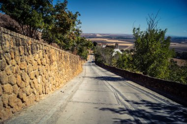 Carmona, İspanya, 11 Ekim 2025 Sokakları ve tarihi şehir merkezi Carmona 'nın dar ve pitoresk sokaklardan oluşan şehir manzarası.