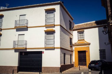 Carmona, İspanya, 11 Ekim 2025 Sokakları ve tarihi şehir merkezi Carmona 'nın dar ve pitoresk sokaklardan oluşan şehir manzarası.