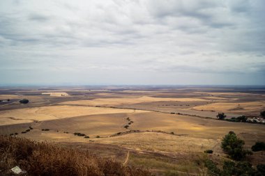 Carmona, İspanya, 28 Ekim 2025 Endülüs ovası. Bu bölge tarım, sığır yetiştiriciliği, zeytinyağı ve tahıl ekimi gibi tarım arazileriyle karakterize edilir..