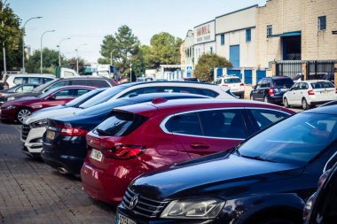 Carmona, İspanya, 28 Ekim 2025 Andalusia 'nın tipik dar ve pitoresk sokaklarından oluşan tarihi şehir merkezi Carmona' nın sokaklarına park edilmiş arabalar..