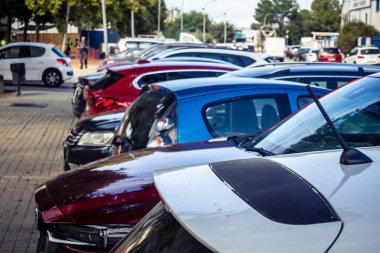 Carmona, İspanya, 28 Ekim 2025 Andalusia 'nın tipik dar ve pitoresk sokaklarından oluşan tarihi şehir merkezi Carmona' nın sokaklarına park edilmiş arabalar..