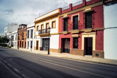 Carmona, İspanya, 28 Ekim 2025 Carmona ve Andalusia 'nın tipik dar ve pitoresk sokaklarından oluşan tarihi şehir merkezi..